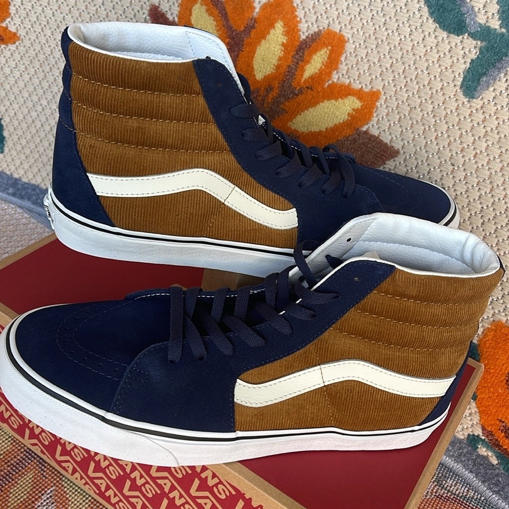 Vans Men’s Sk8-Hi
Mini Cord Blue/Brown
VN0007NS0BO
Sneakers - Picture 11 of 16